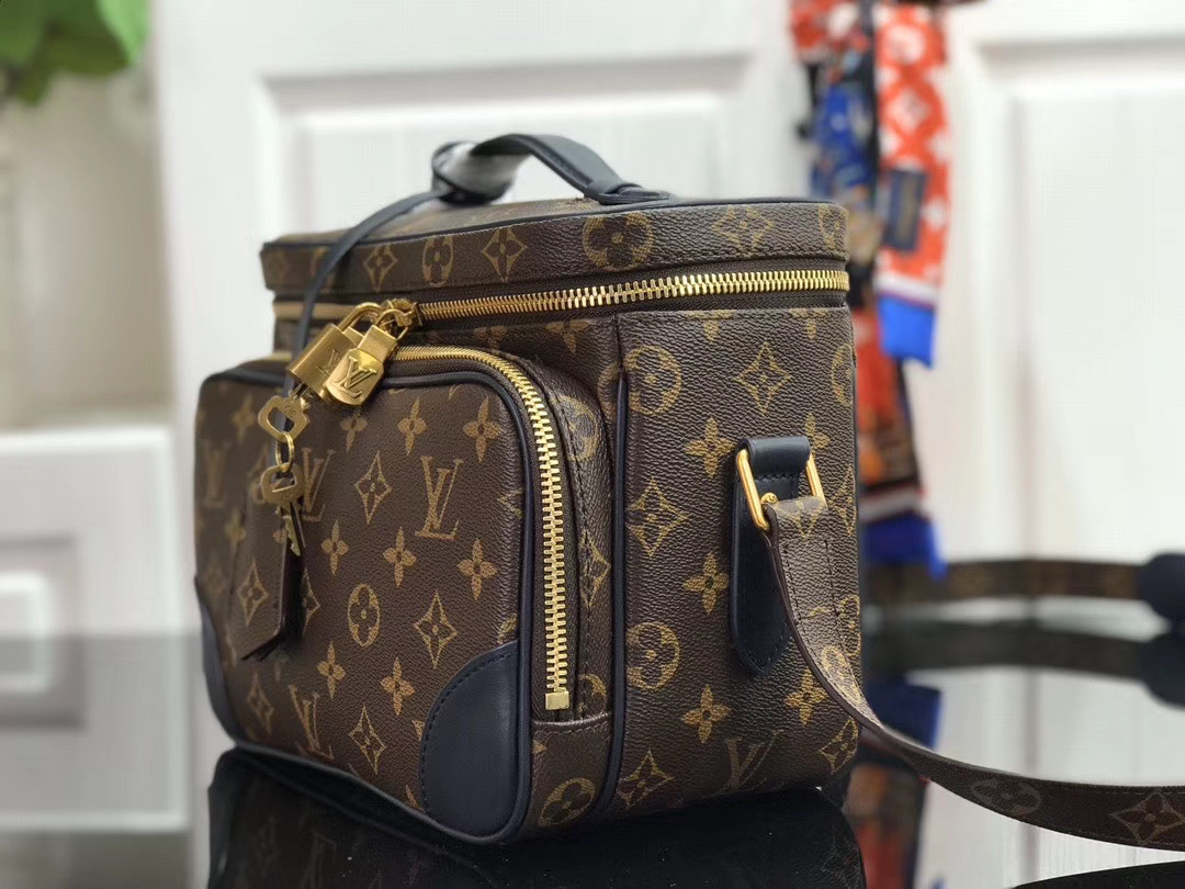 LV MESSENGER BAG M44937XP