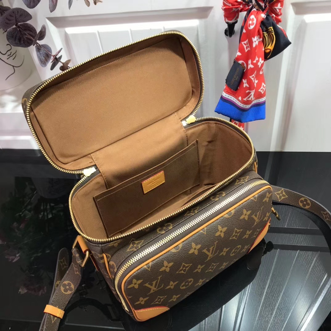 LV MESSENGER BAG M44937XP