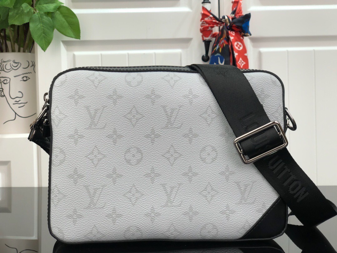 LV MESSENGER BAG M45320