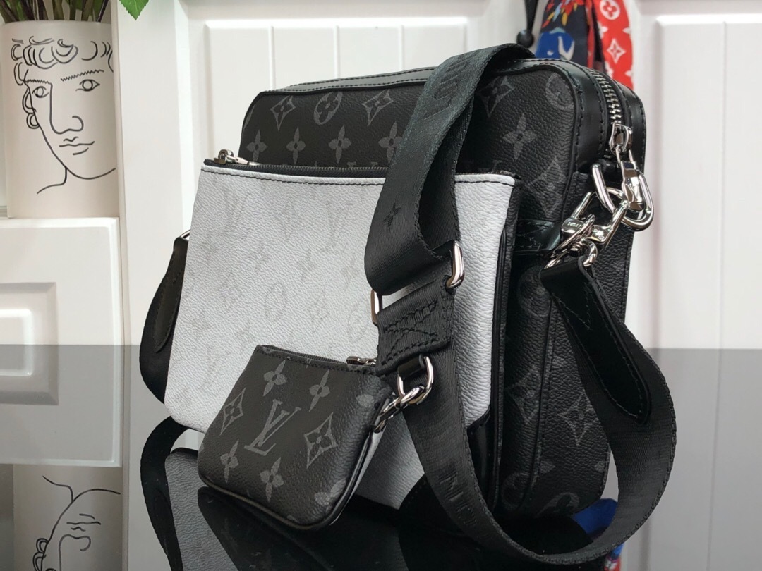 LV MESSENGER BAG M45320
