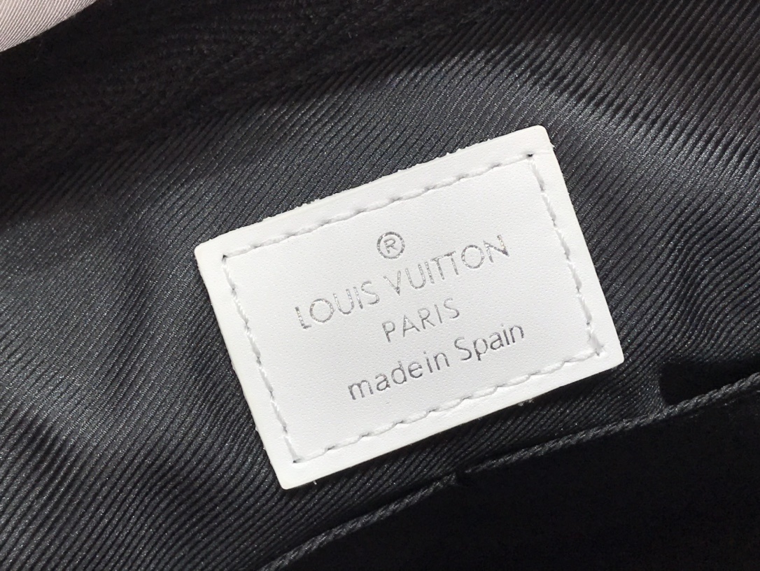 LV MESSENGER BAG M46115
