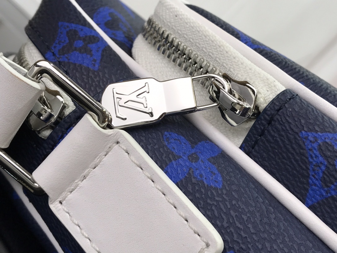 LV MESSENGER BAG M46115