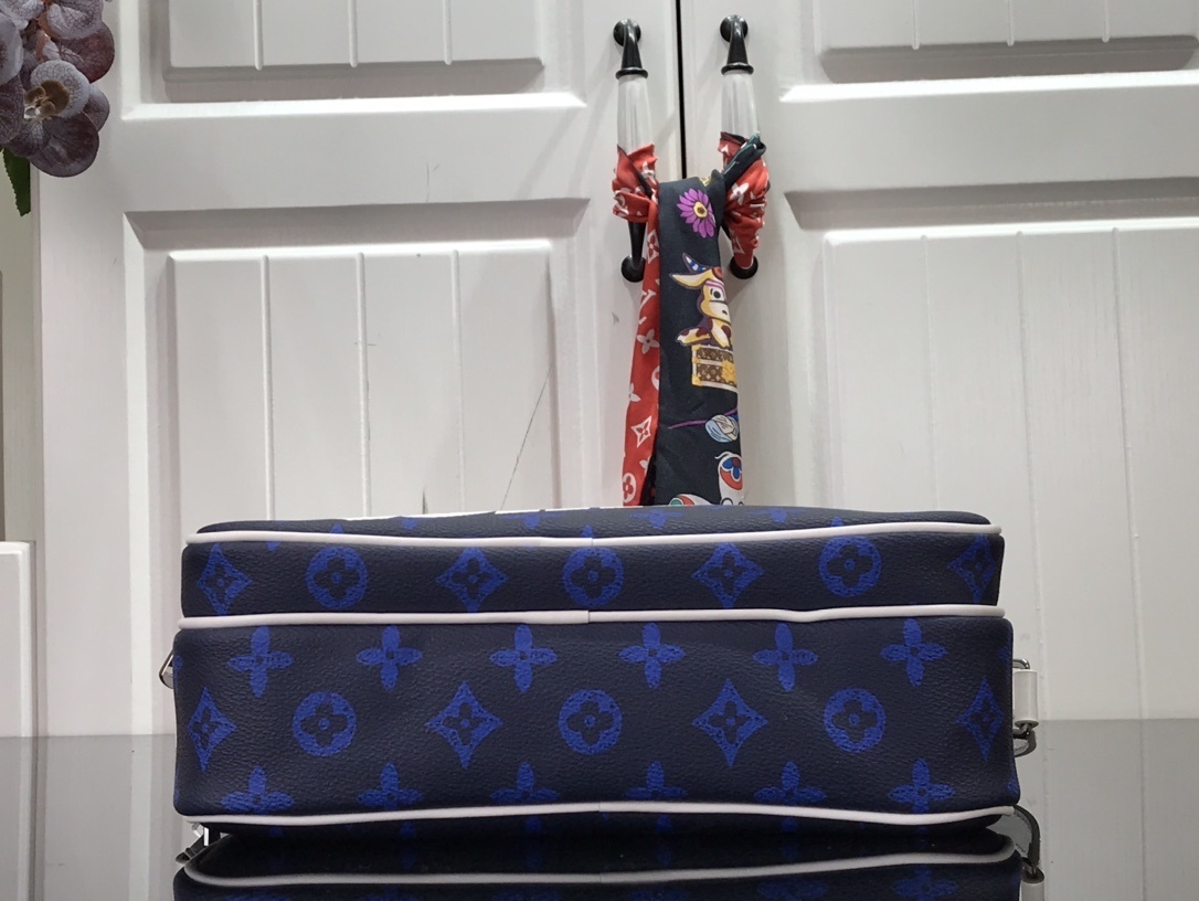 LV MESSENGER BAG M46115