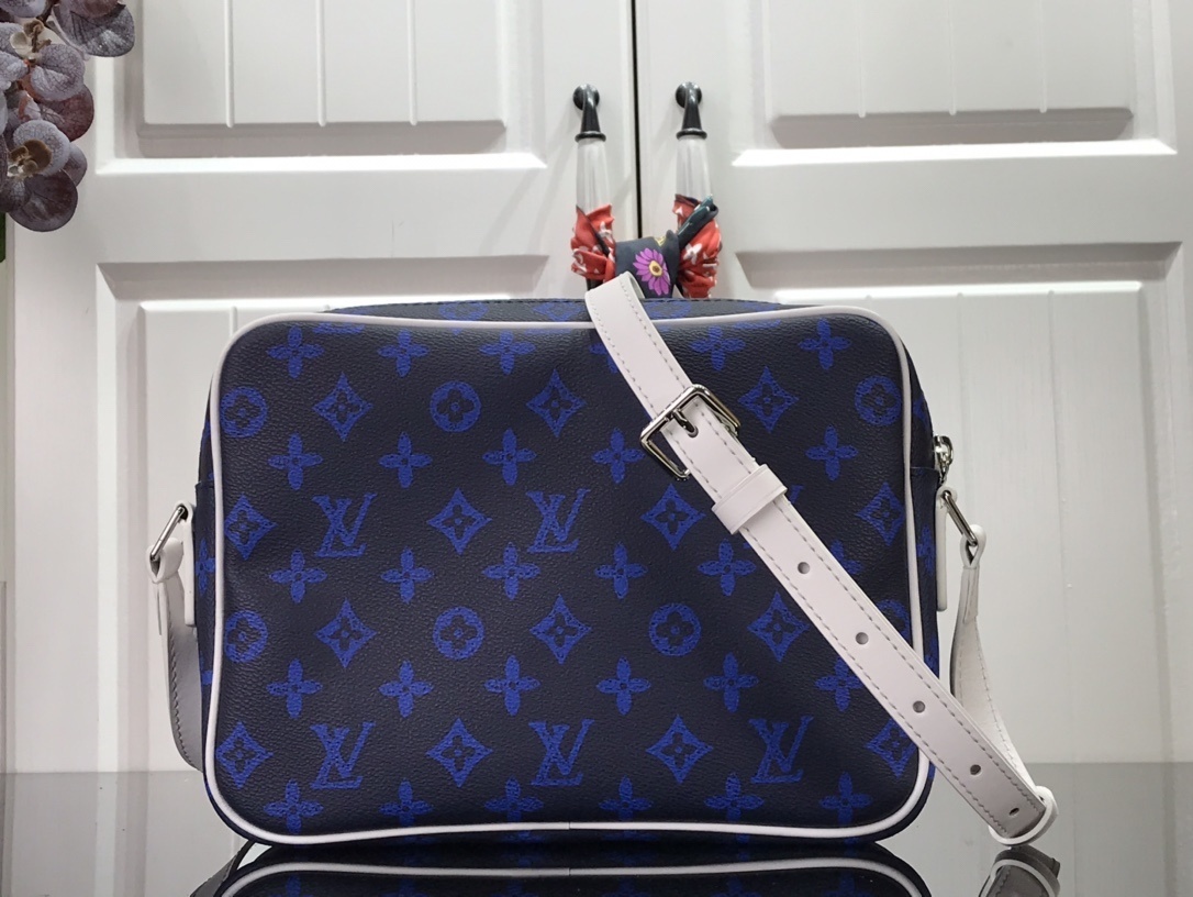 LV MESSENGER BAG M46115
