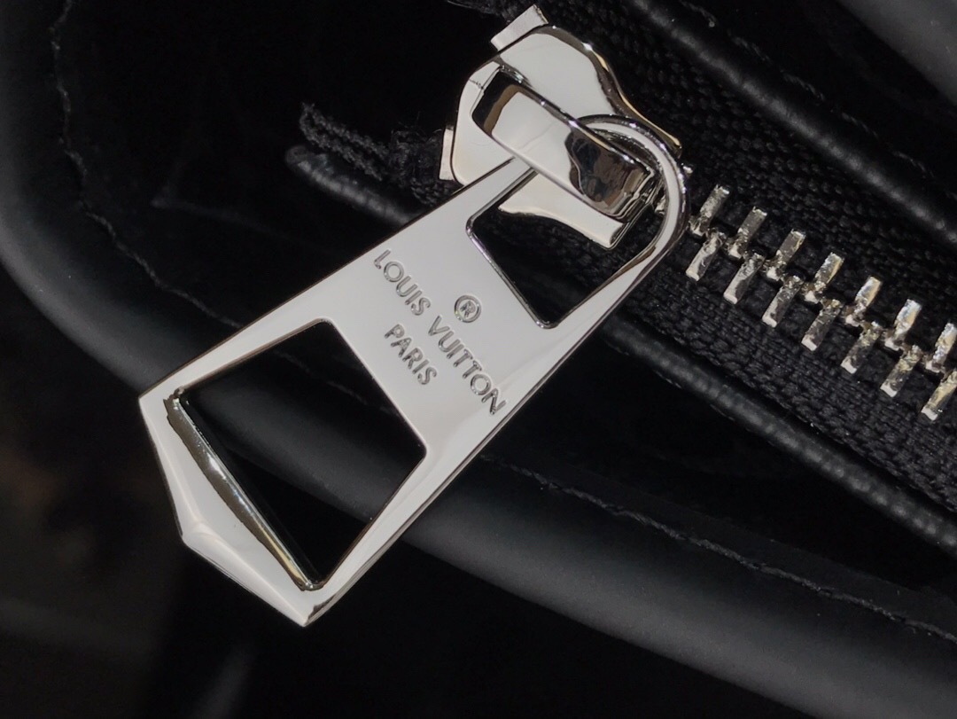 LV MESSENGER BAG M48219