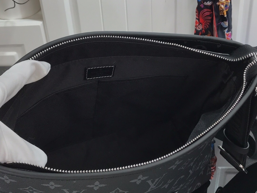 LV MESSENGER BAG M48219