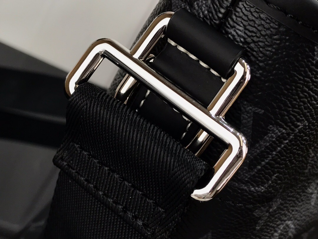 LV MESSENGER BAG M48219