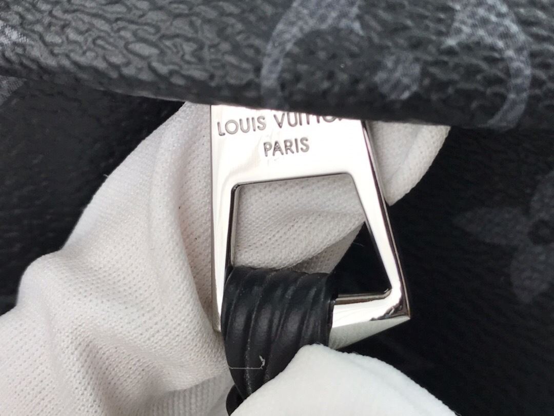 LV MESSENGER BAG M48219