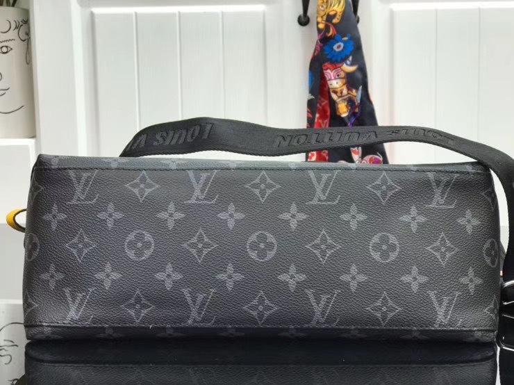 LV MESSENGER BAG M48219AP