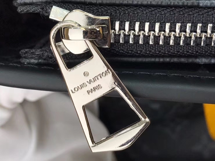 LV MESSENGER BAG M48219AP