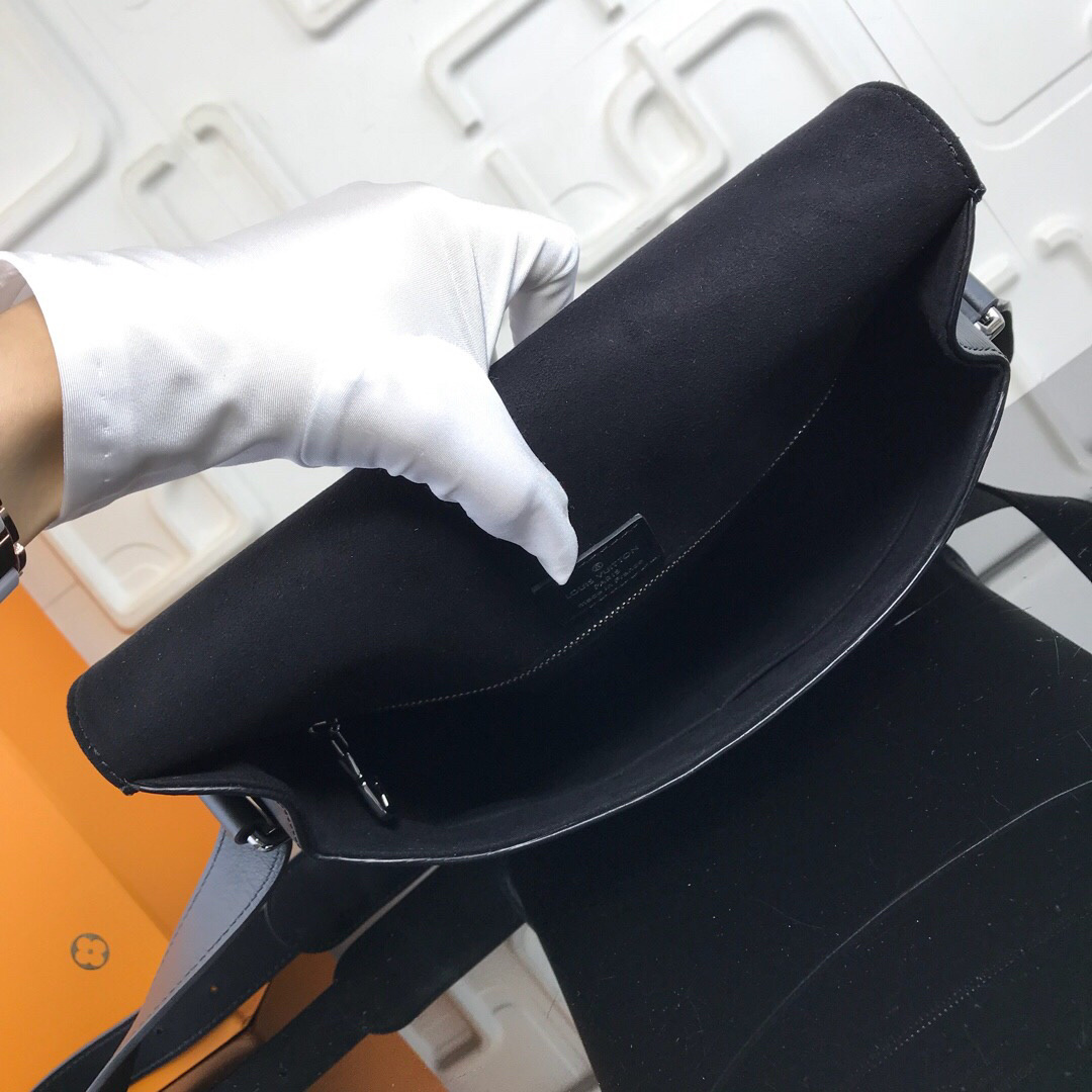 LV MESSENGER BAG M53409