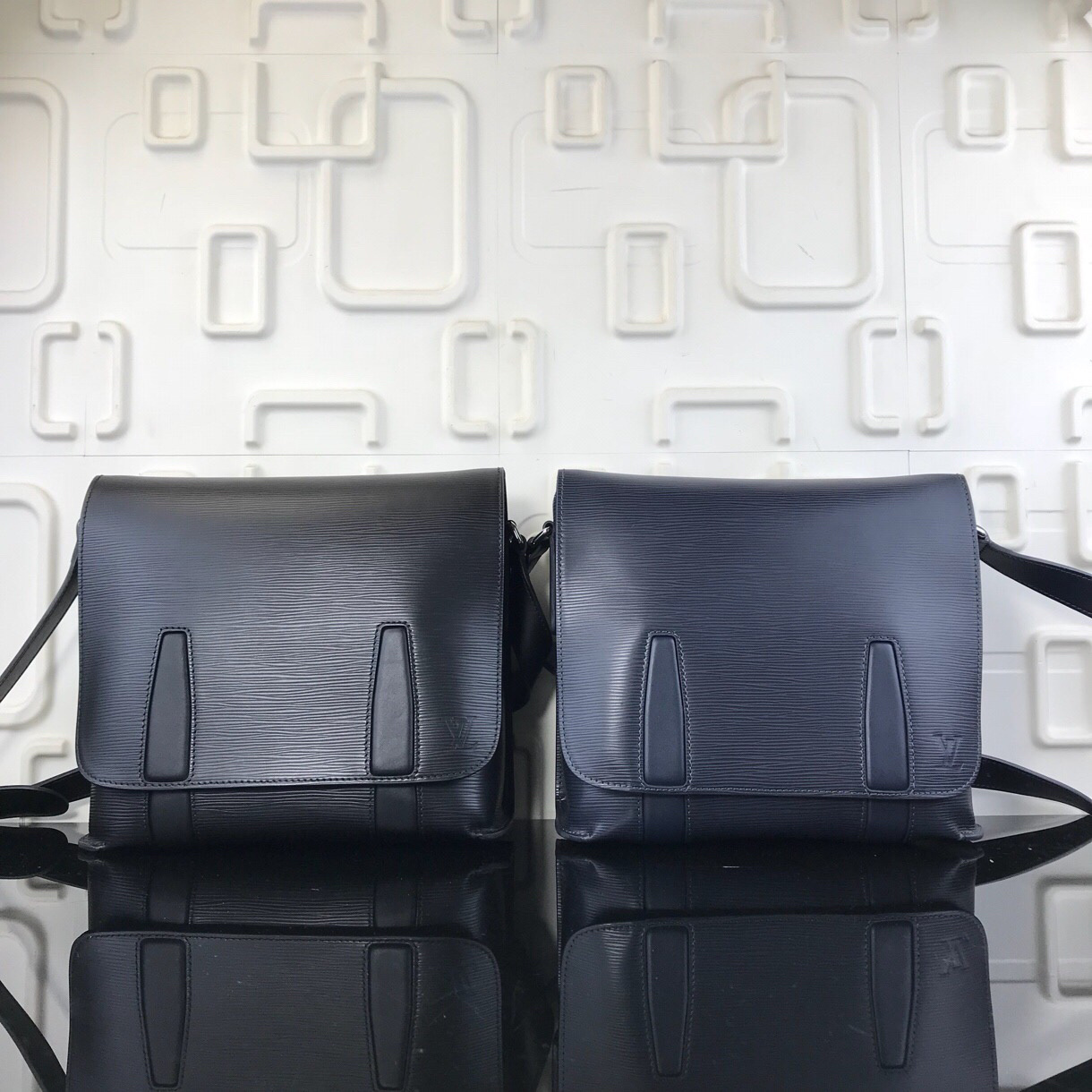 LV MESSENGER BAG M53409