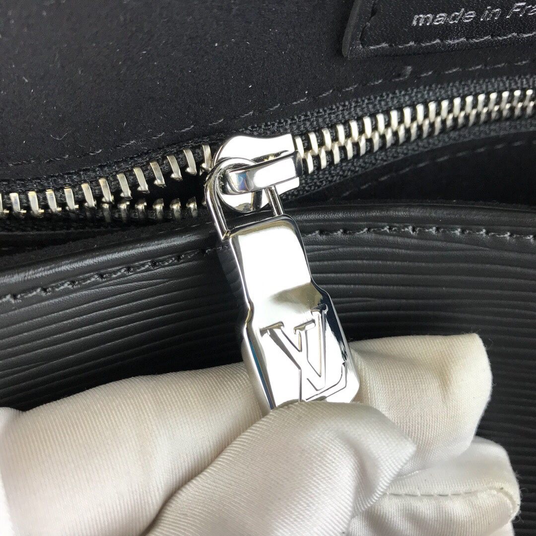 LV MESSENGER BAG M53409