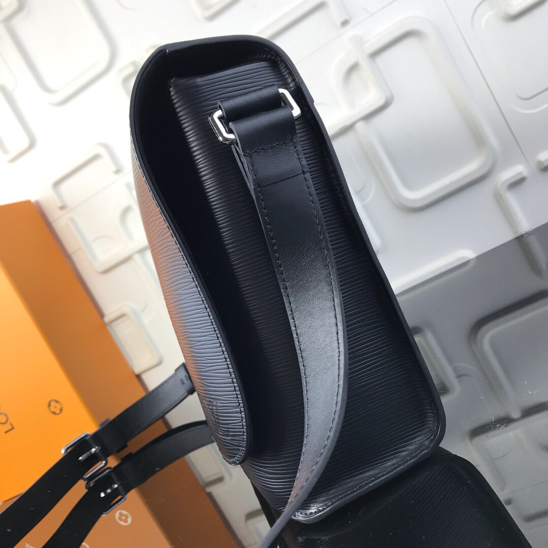 LV MESSENGER BAG M53409