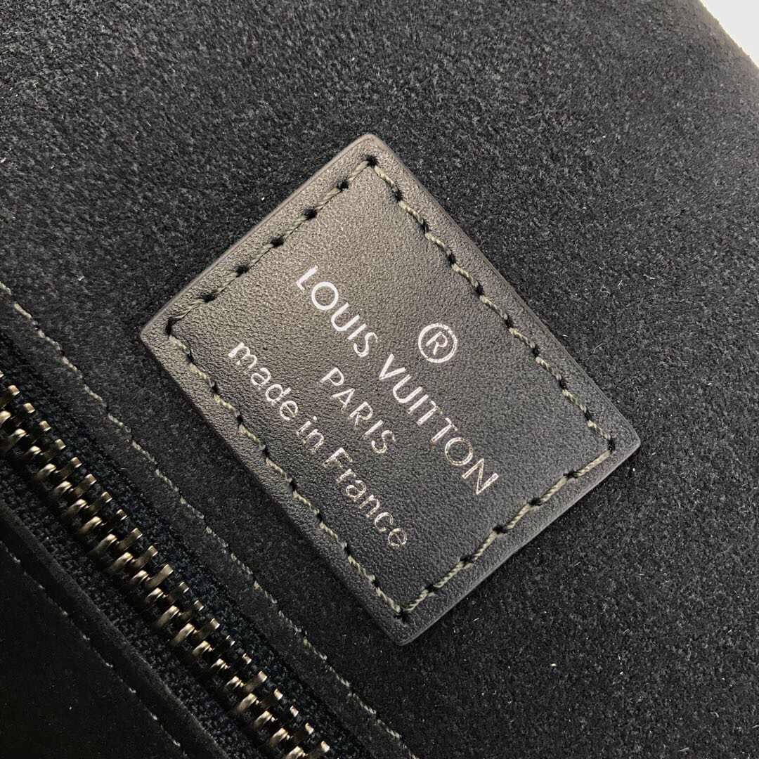 LV MESSENGER BAG M53409