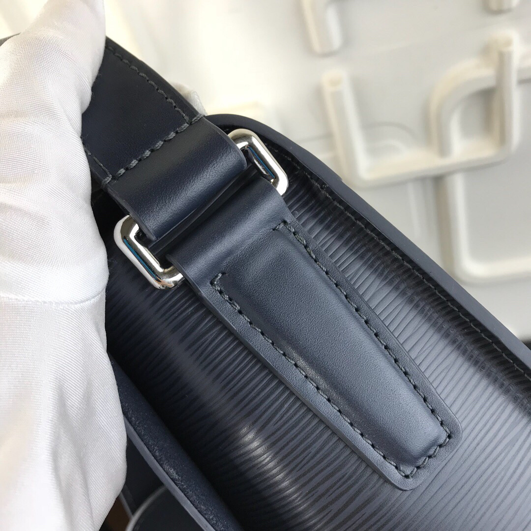 LV MESSENGER BAG M53409