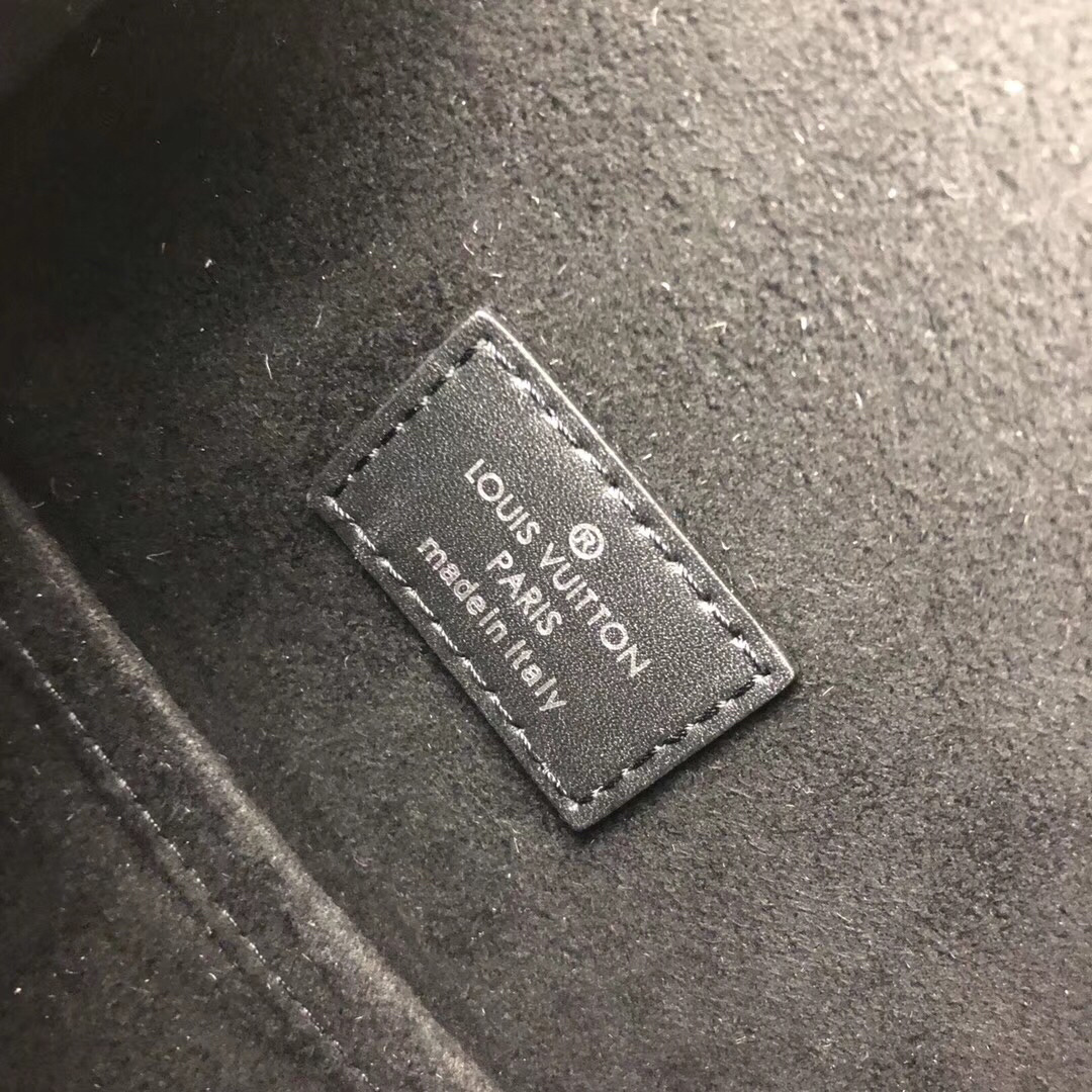 LV MESSENGER Bag M53497