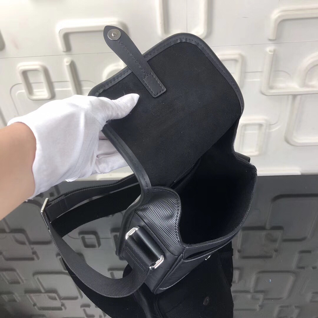 LV MESSENGER Bag M53497