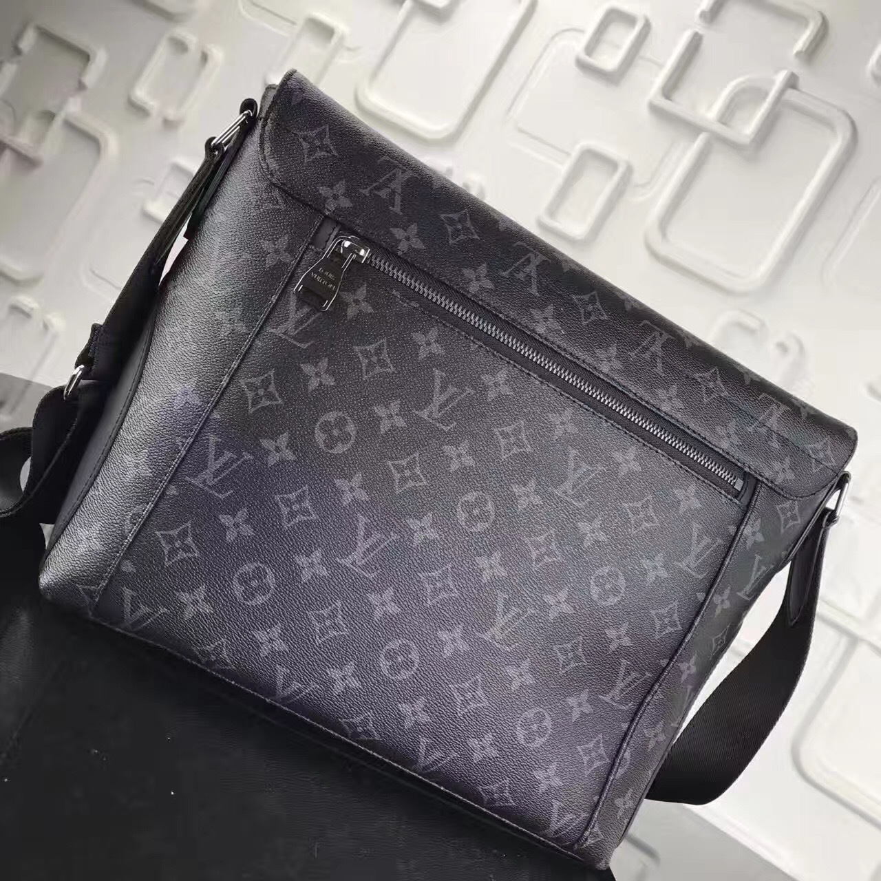 LV Messenger PM Explorer M40539D