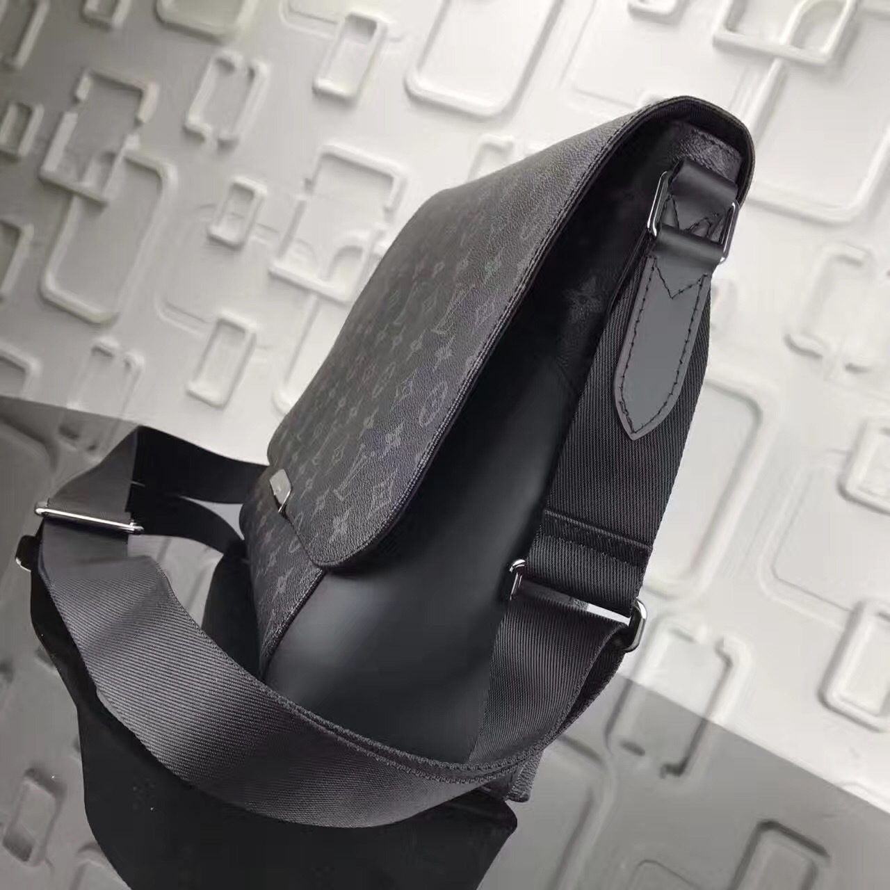 LV Messenger PM Explorer M40539D