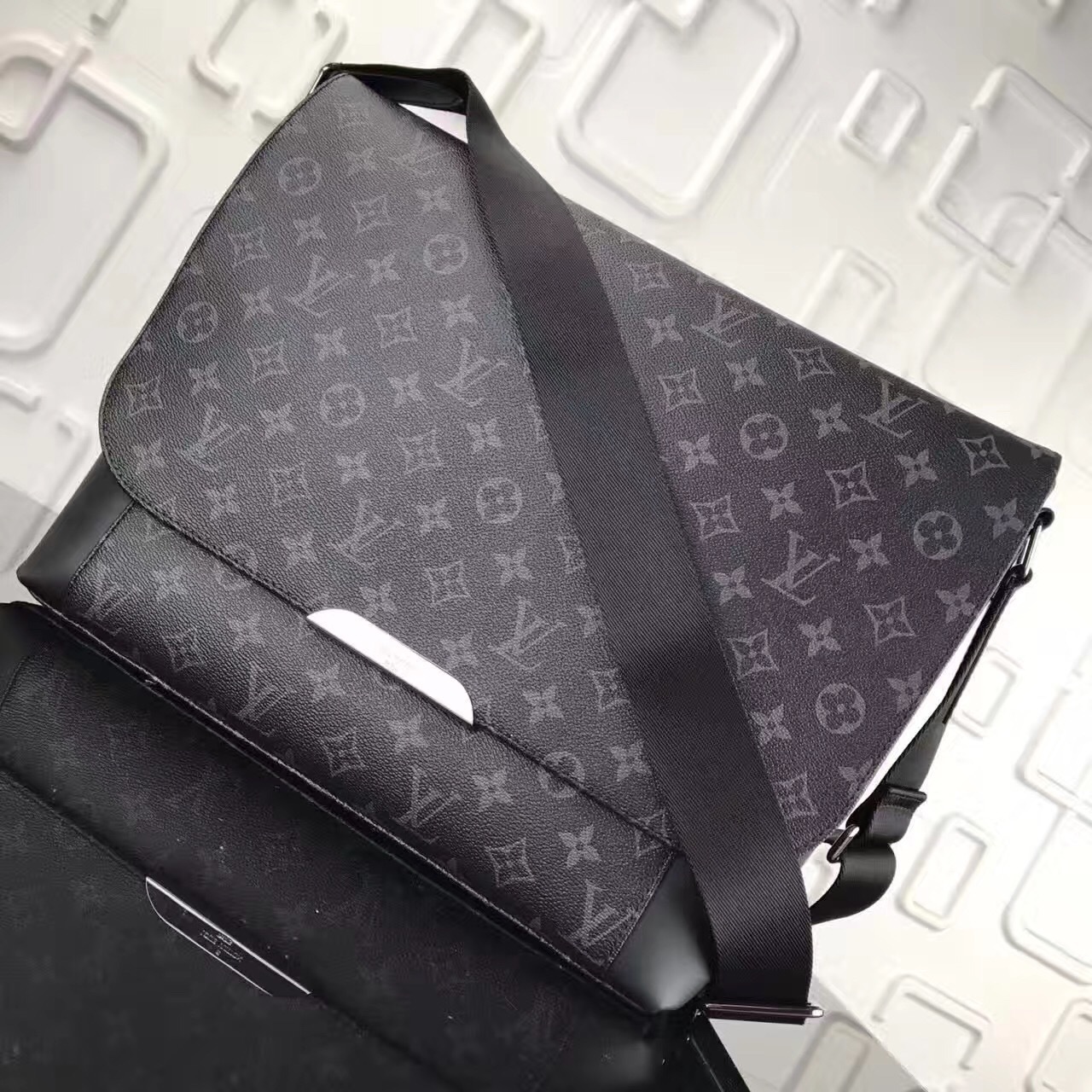 LV Messenger PM Explorer M40539D