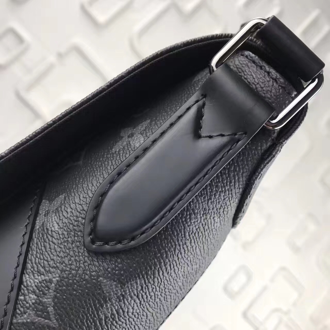 LV Messenger PM Explorer M40539D