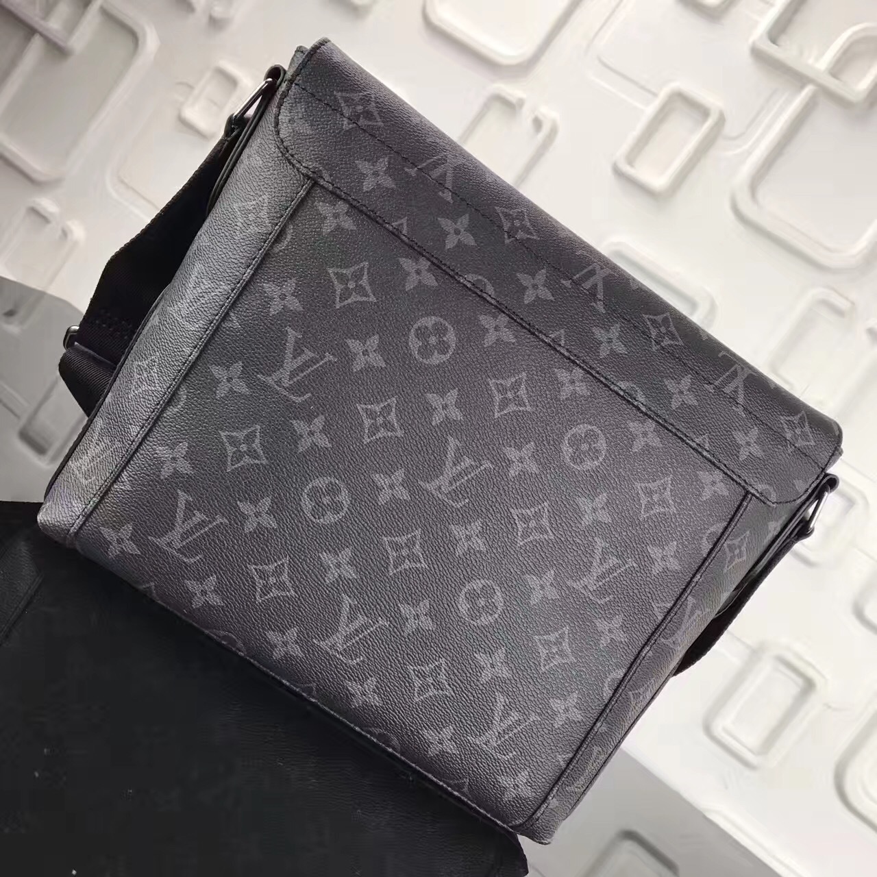 LV Messenger PM Explorer M40539D