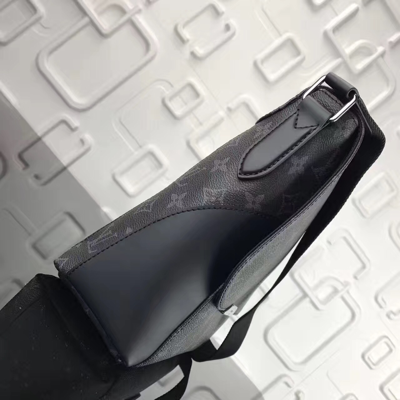 LV Messenger PM Explorer M40539D