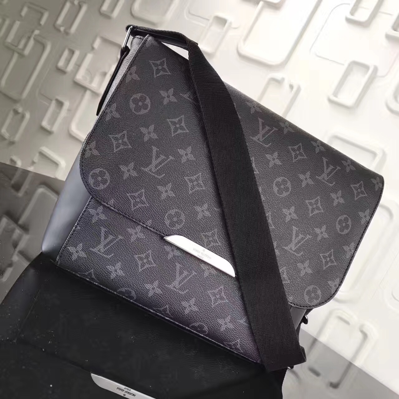 LV Messenger PM Explorer M40539D