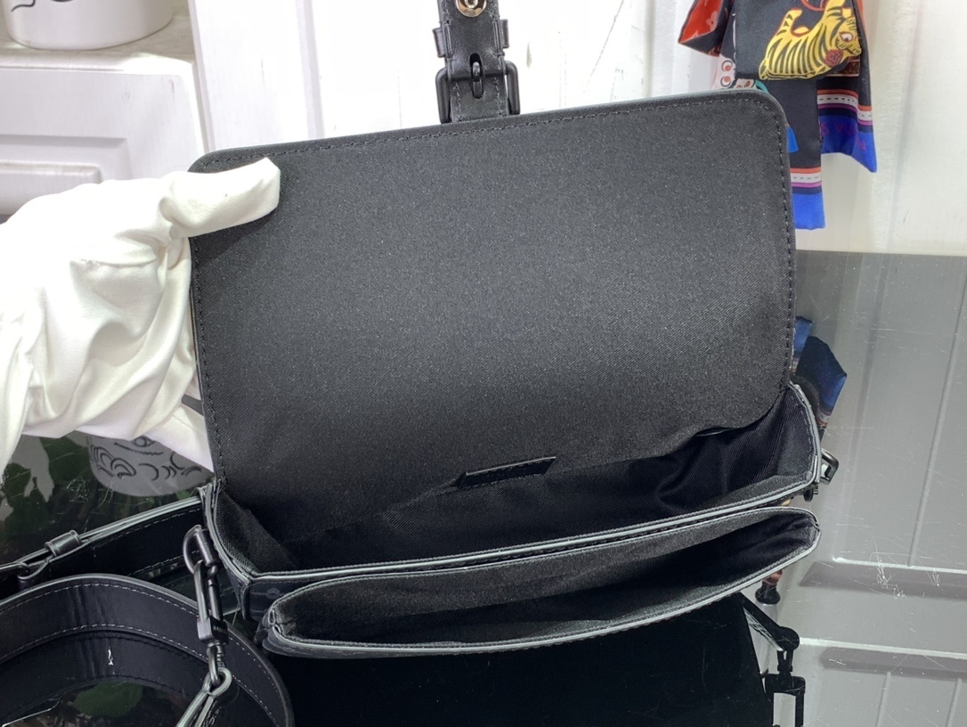 LV MONTSOURIS M83567