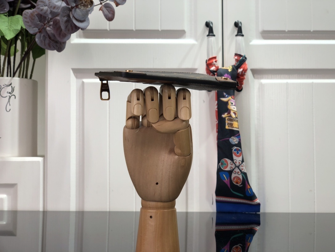 LV MULTI CARD HOLDER TRUNK M80556