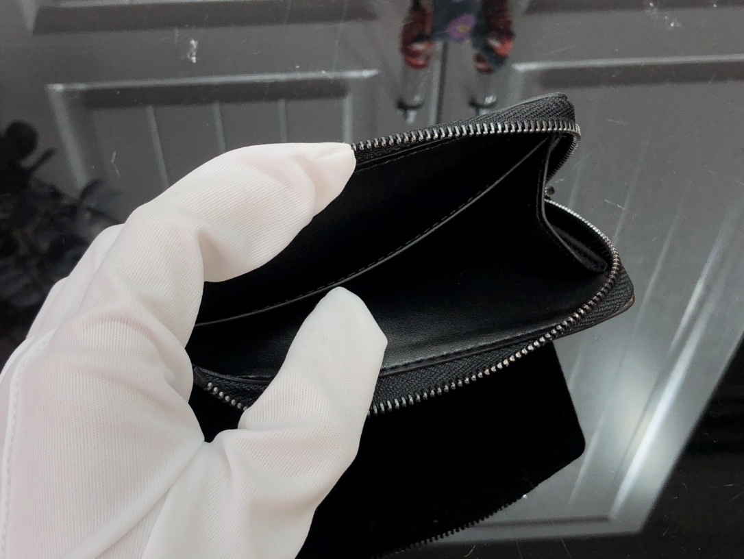 LV MULTI CARD HOLDER TRUNK M80556