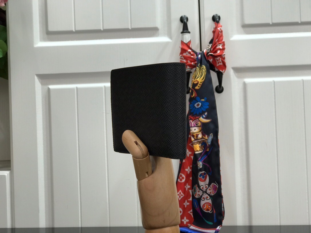 LV MULTIPLE wallet M30295