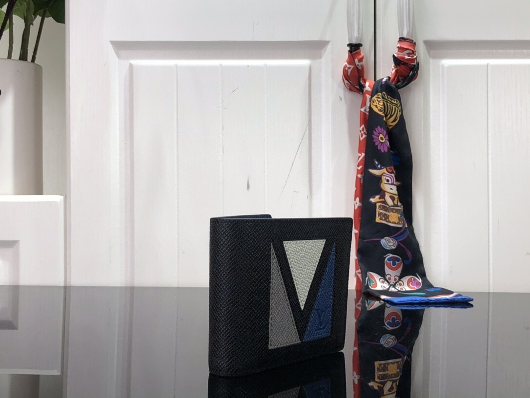 LV MULTIPLE wallet M30800