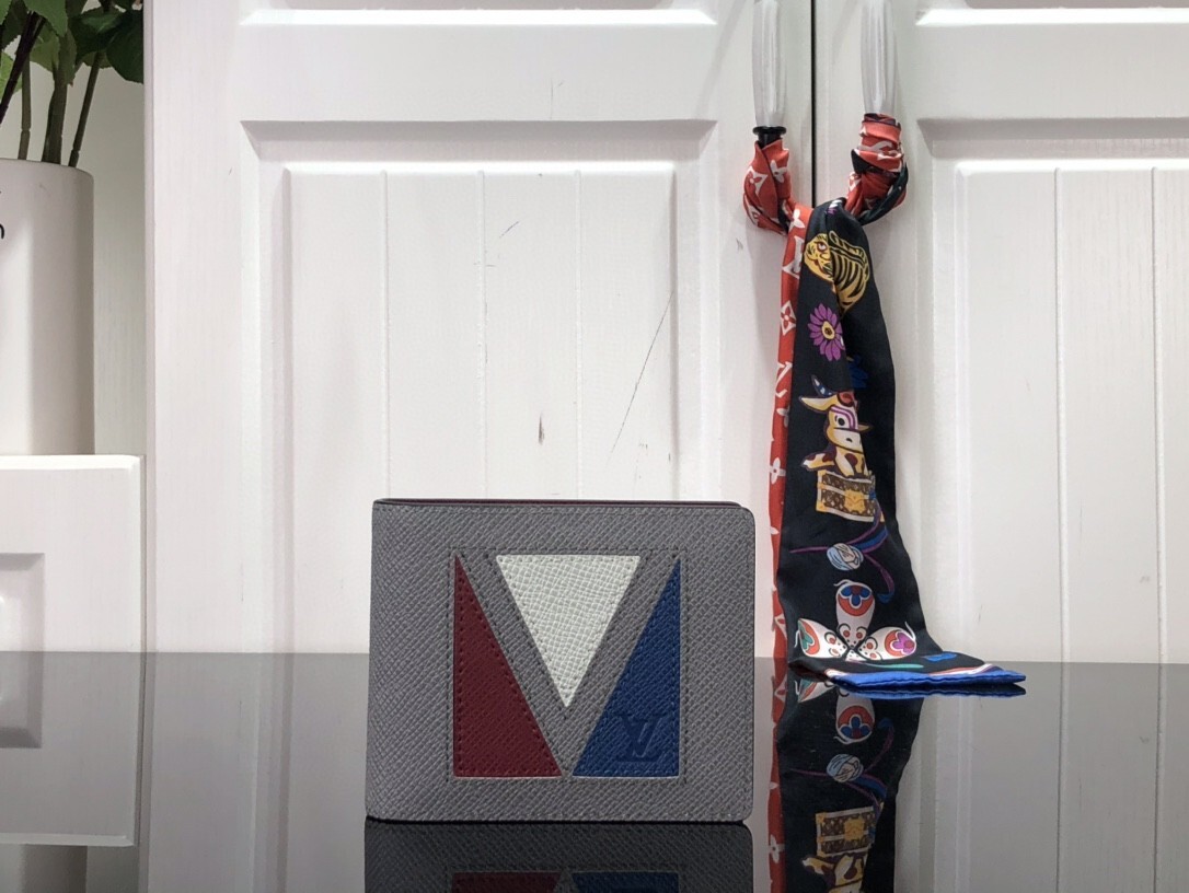 LV MULTIPLE wallet M30800