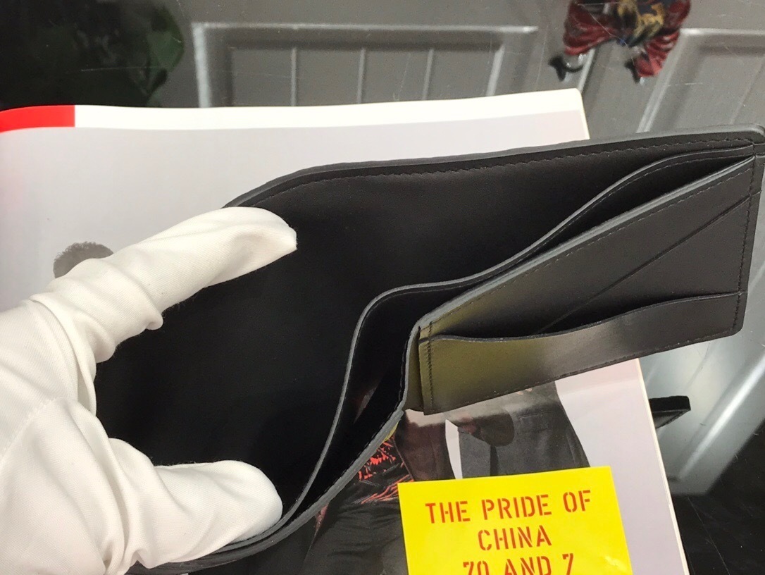 LV MULTIPLE wallet M69037