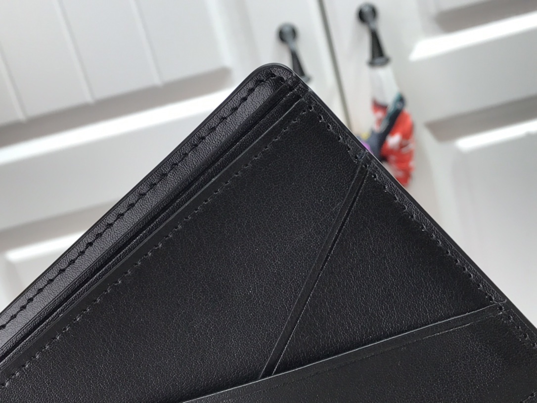 LV MULTIPLE wallet M69829