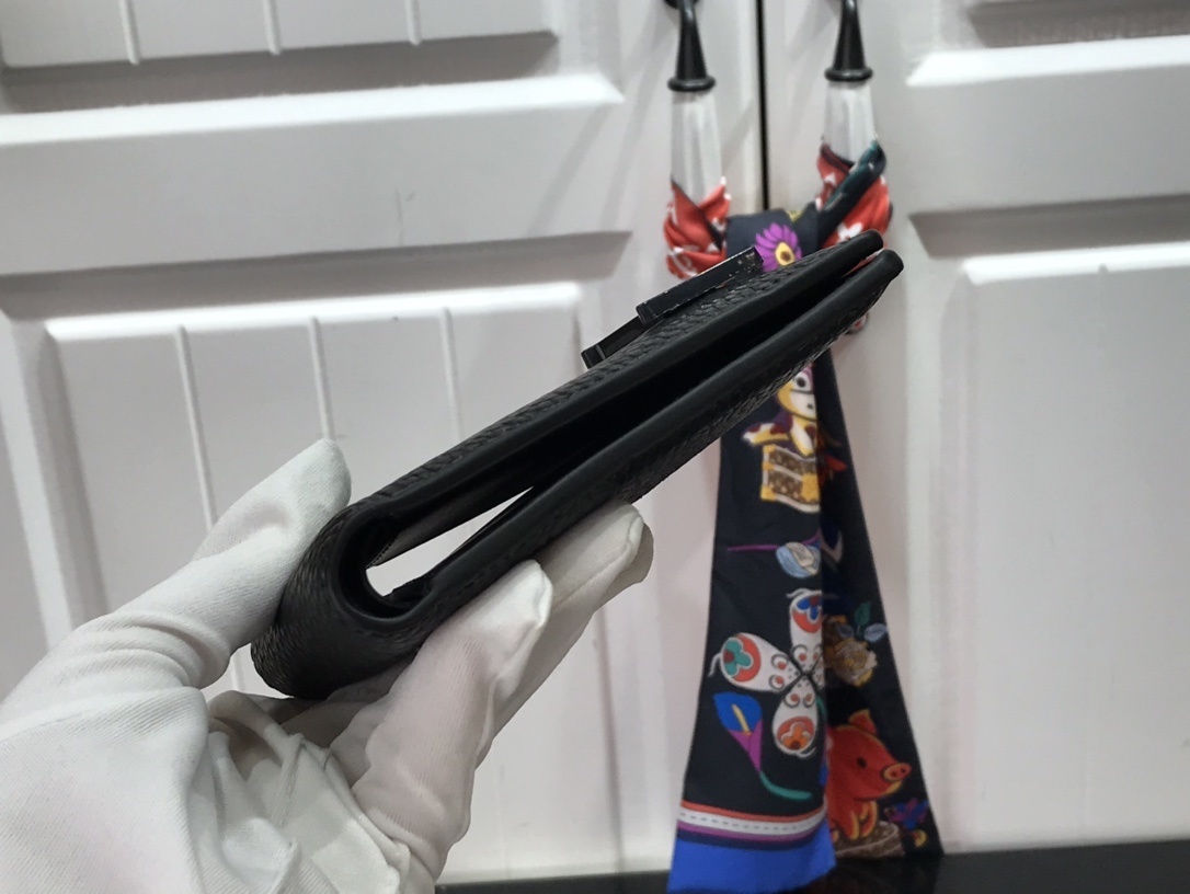 LV MULTIPLE wallet M69829