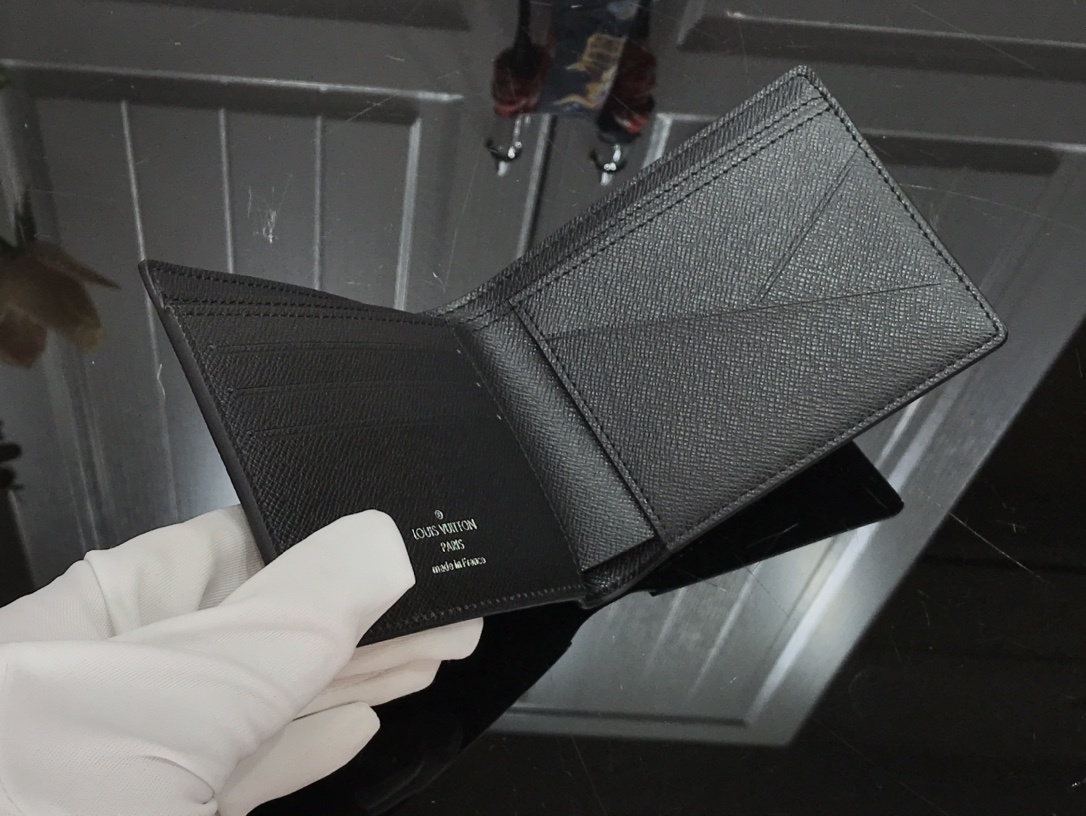 LV MULTIPLE wallet M80017