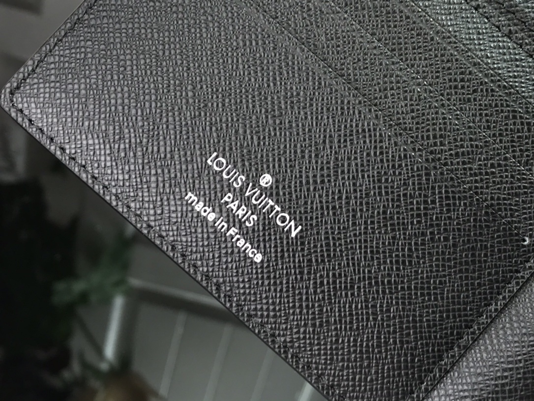 LV MULTIPLE wallet M80017