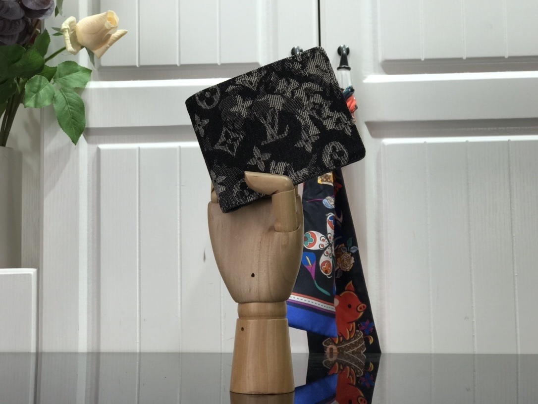 LV MULTIPLE wallet M80031