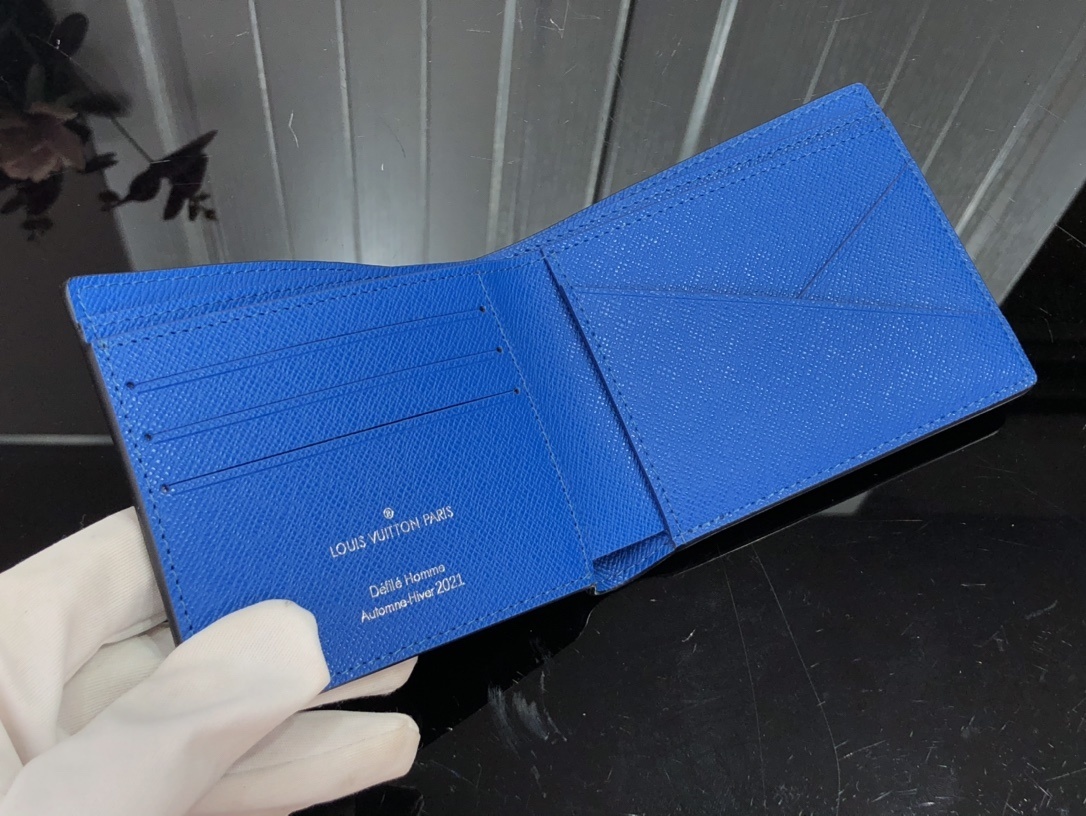 LV MULTIPLE wallet M80850