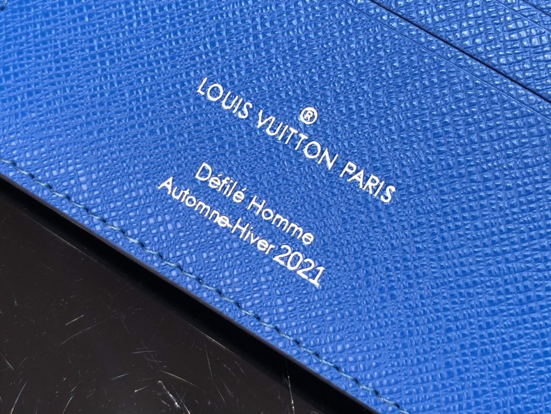 LV MULTIPLE wallet M80850