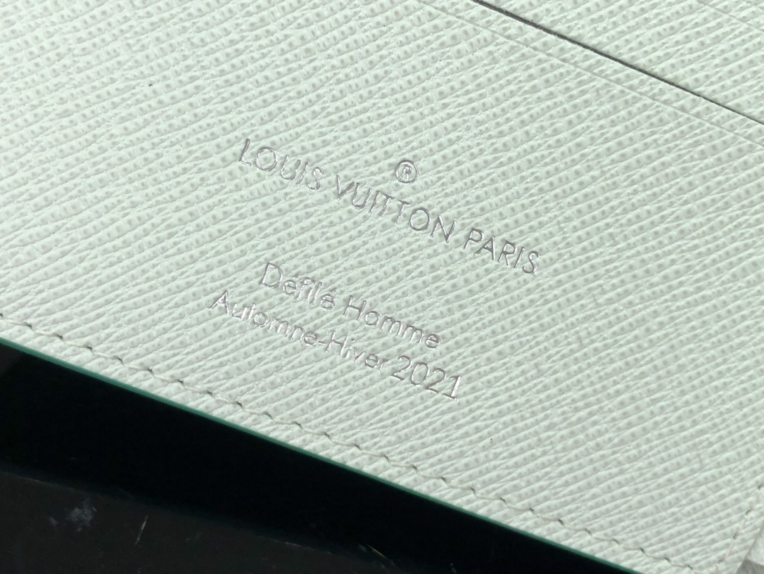 LV MULTIPLE wallet M80850