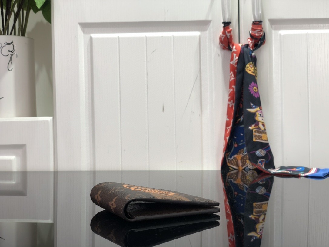 LV MULTIPLE wallet M81108 