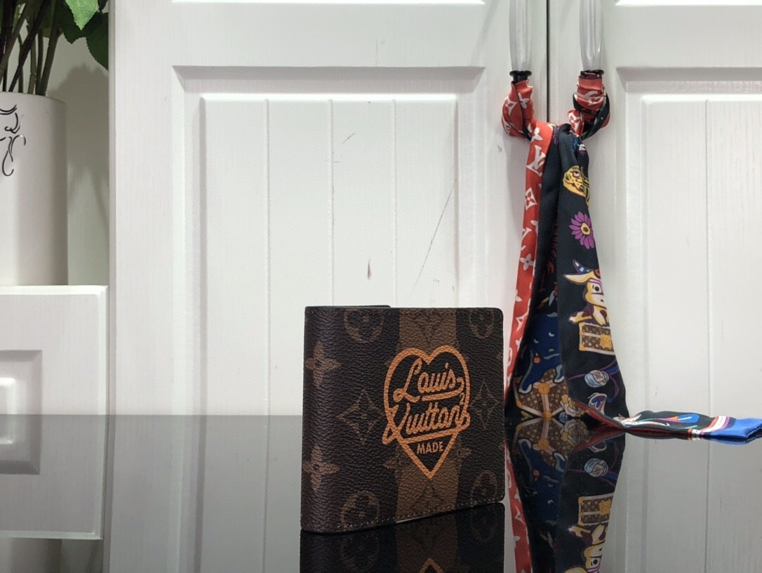 LV MULTIPLE wallet M81108 