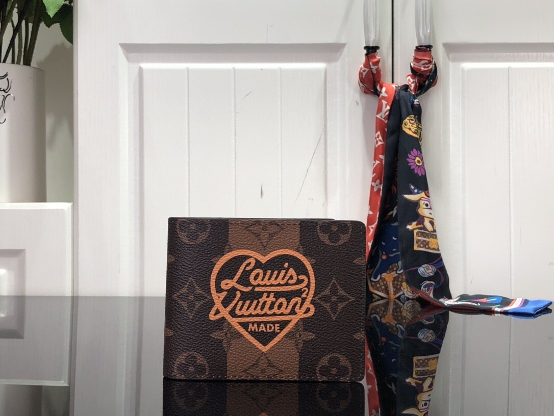 LV MULTIPLE wallet M81108