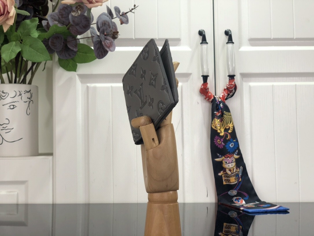 LV MULTIPLE wallet M81383