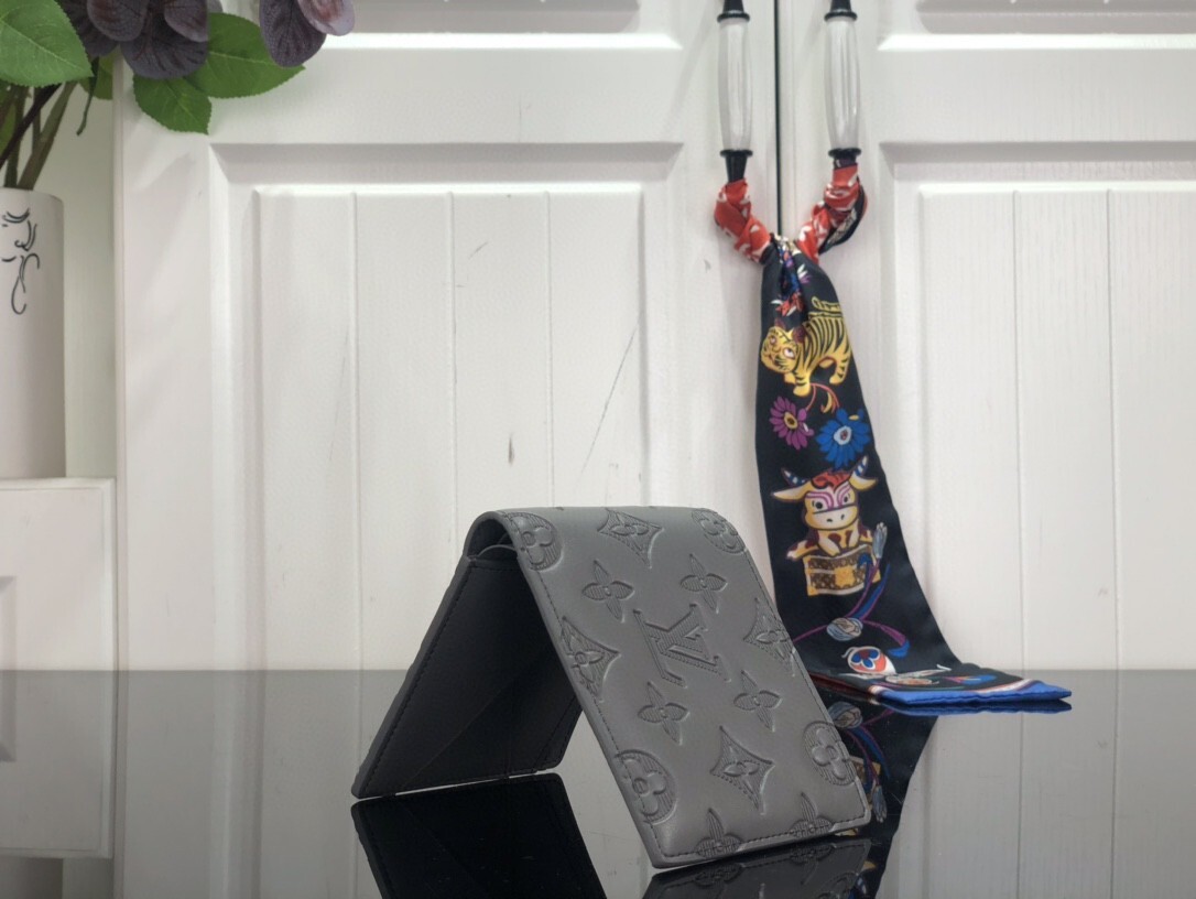 LV MULTIPLE wallet M81383