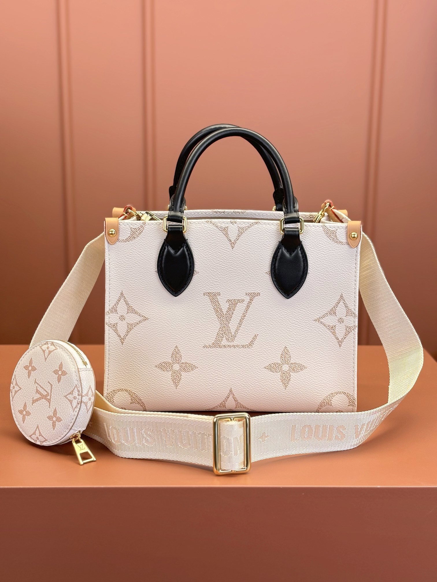 LV OnTheGo 4106W 